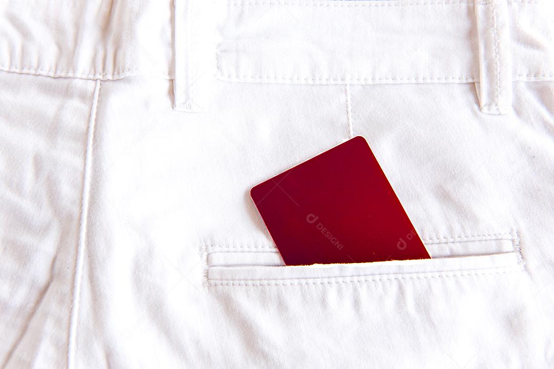 Calça jeans com cartão no bolso