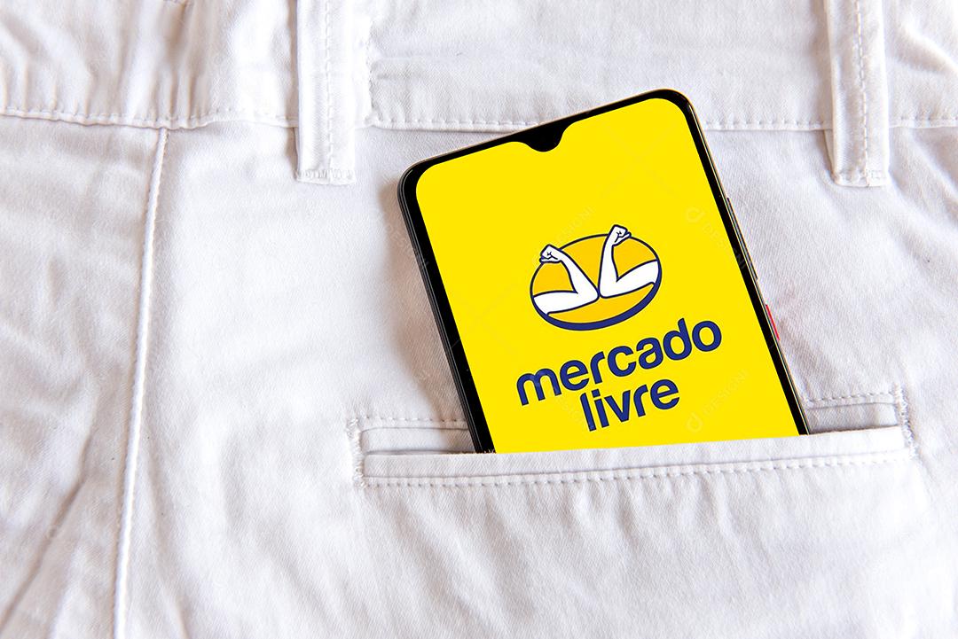 Calça jeans com celular com tela aberta de MercadoLivre no bolso