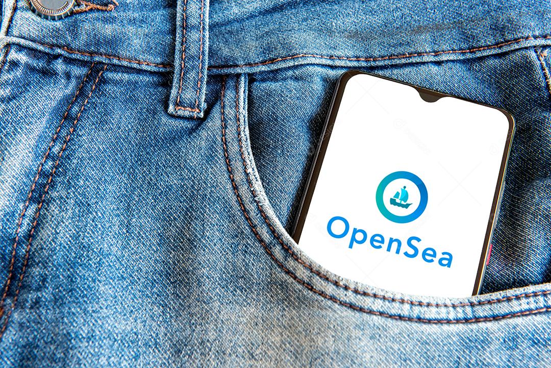 Smartphone com aplicativo opensea nft no bolso da calça jeans