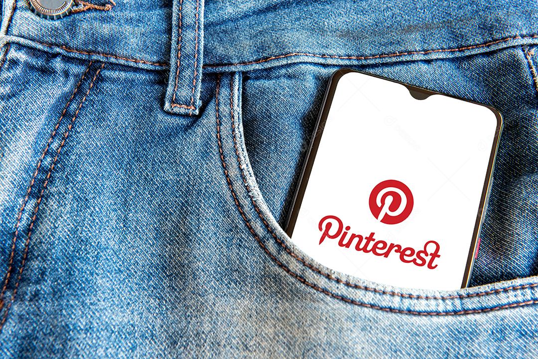 Smartphone com aplicativo pinterest no bolso da calça jeans