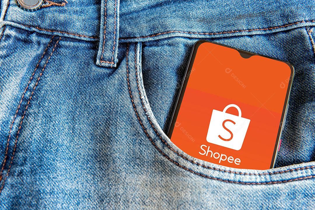 Smartphone com aplicativo shopee no bolso da calça jeans