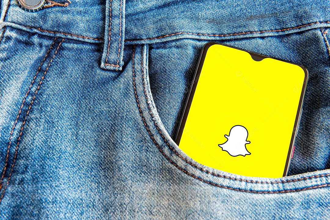 Smartphone com aplicativo snapchat no bolso da calça jeans