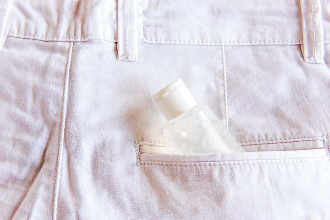 Calça jeans com frasco de álcool em gel no bolso