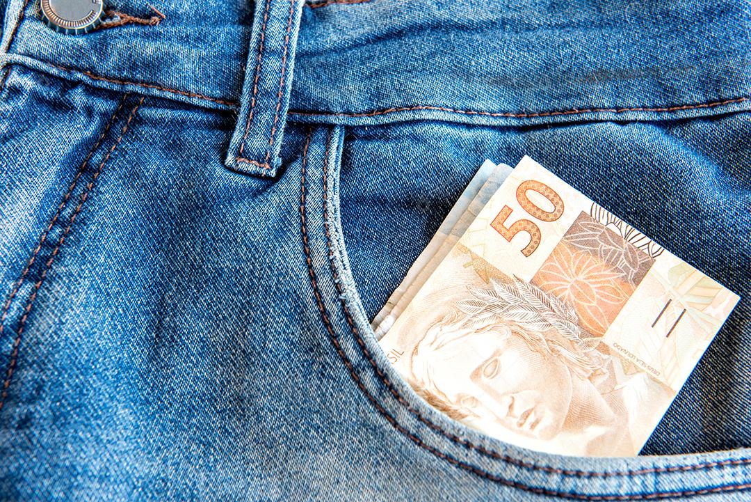 Calça jeans nota de dinheiro  no bolso