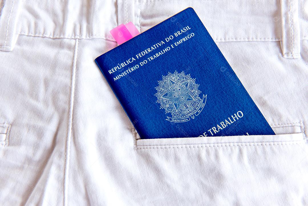 Calça jeans carteira de trabalho no bolso