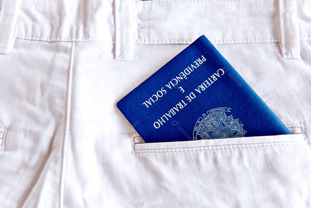 Calça jeans carteira de trabalho no bolso