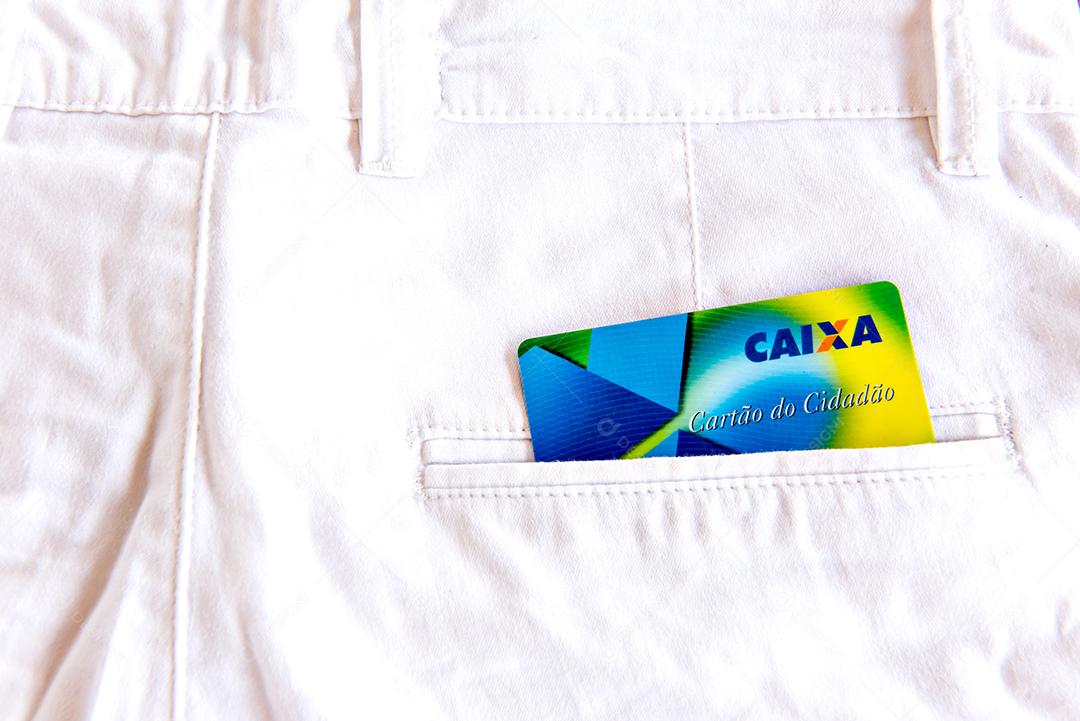Calça jeans com cartão de crédito no bolso