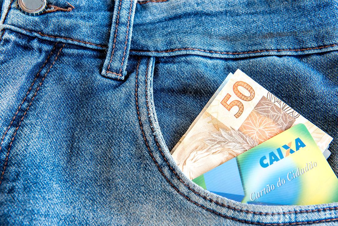 Calça jeans com cartão de crédito no bolso