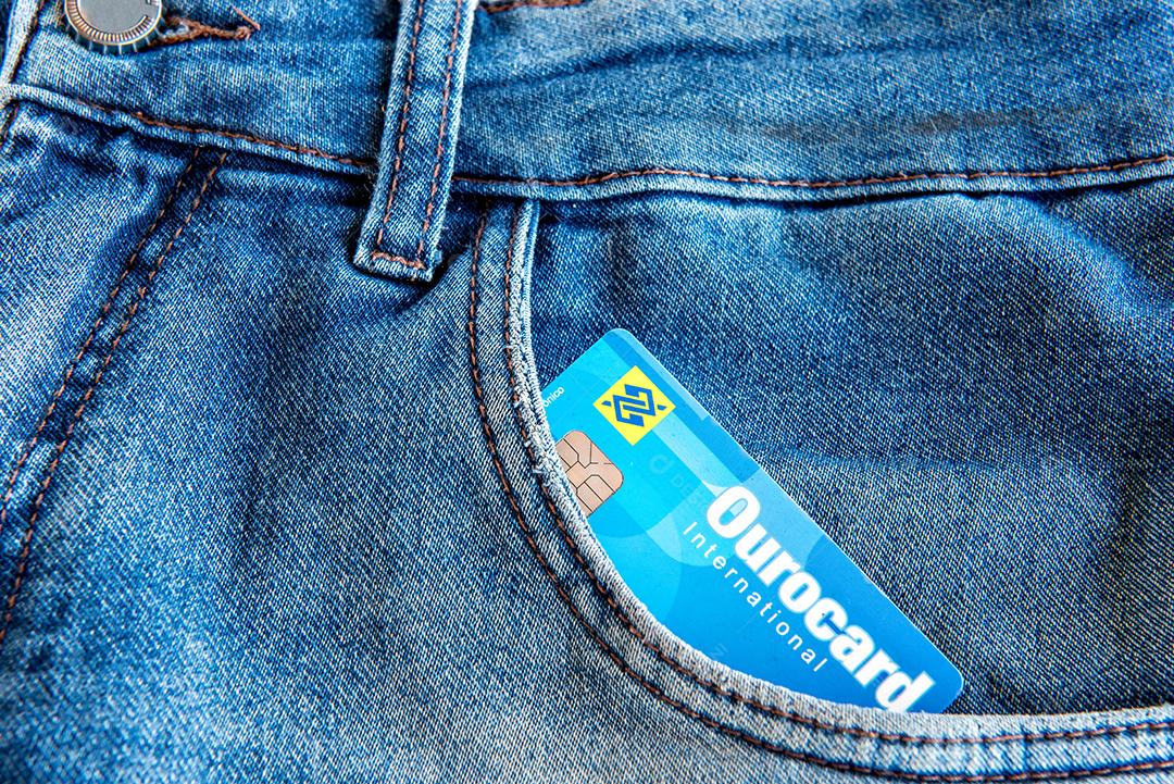Calça jeans com cartão de crédito no bolso