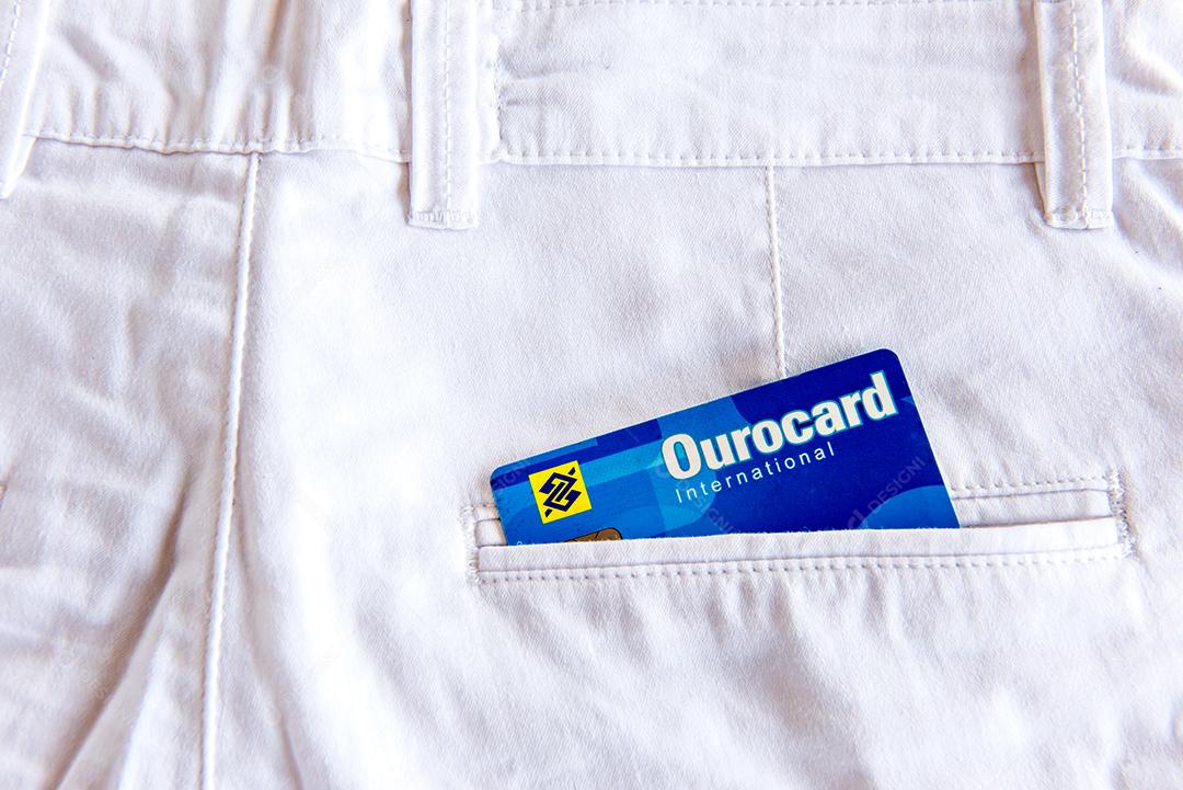 Calça jeans com cartão de crédito no bolso