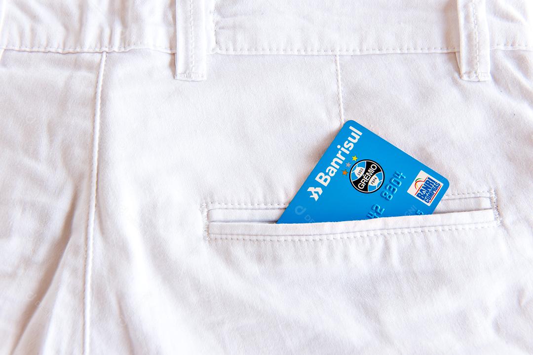 Calça jeans com cartão de crédito no bolso