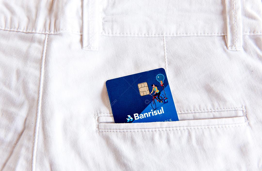 Calça jeans com cartão de crédito no bolso