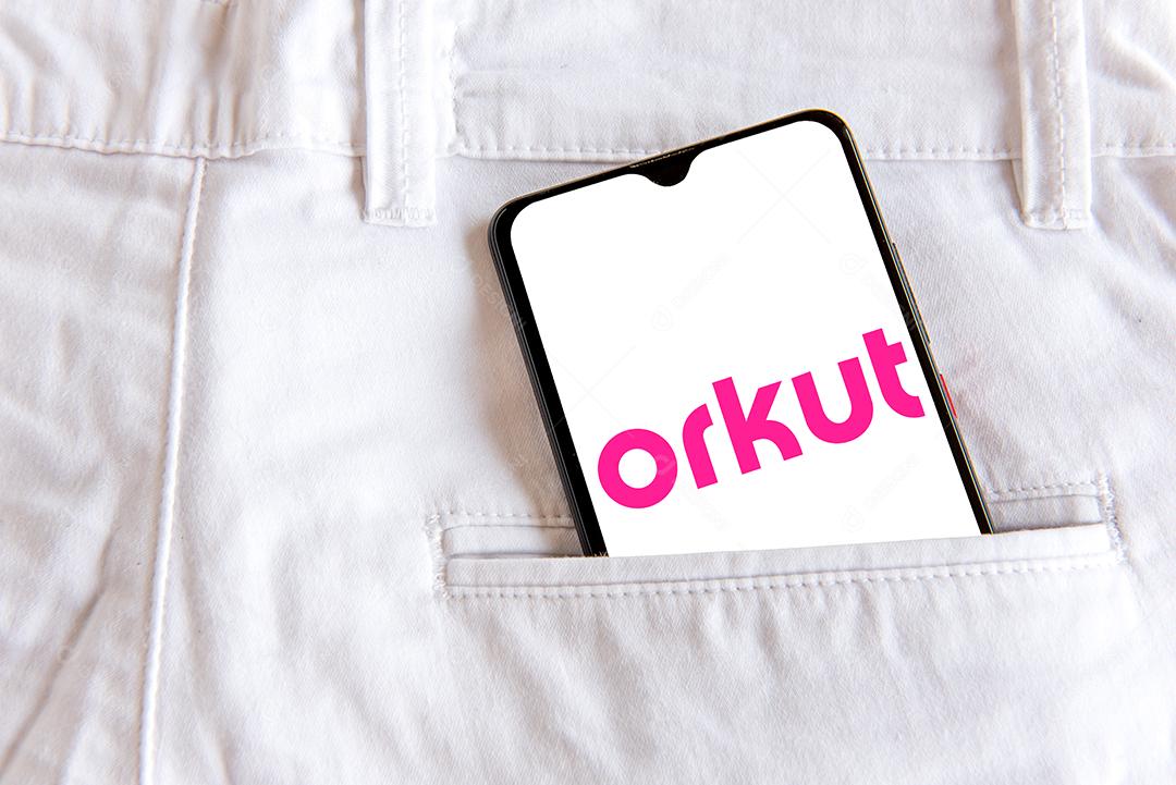 Calça jeans com celular  no bolso