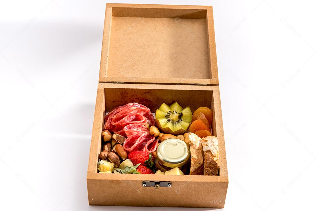 Caixa com comida Salame, queijo, pão, nozes e kiwi