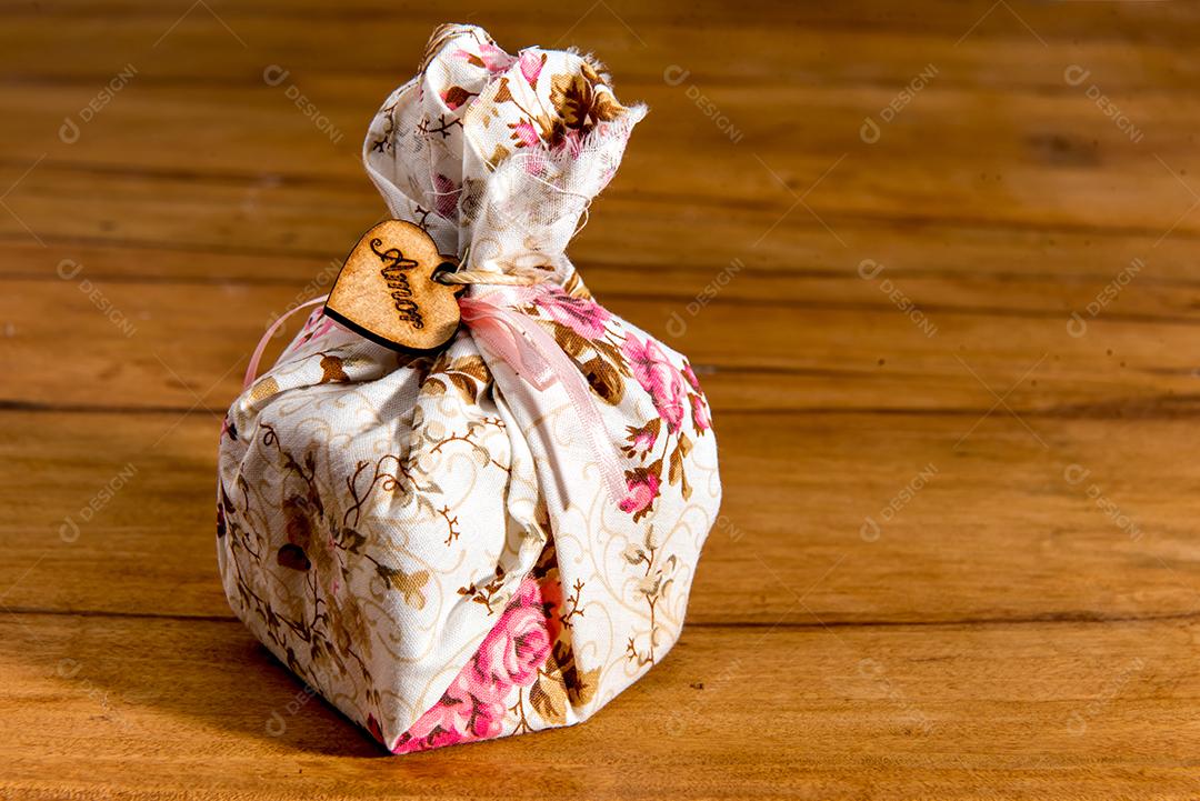 Cupcake envolto em pano com embalagem escrita amor em português