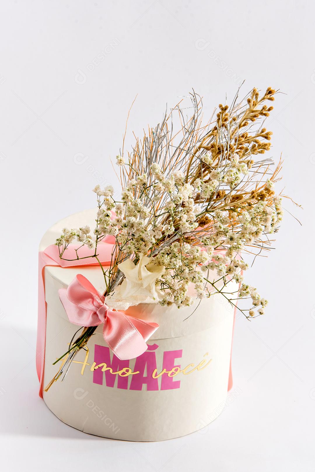 Feliz presente de dia das mães. Caixa escrita mãe eu te amo em português