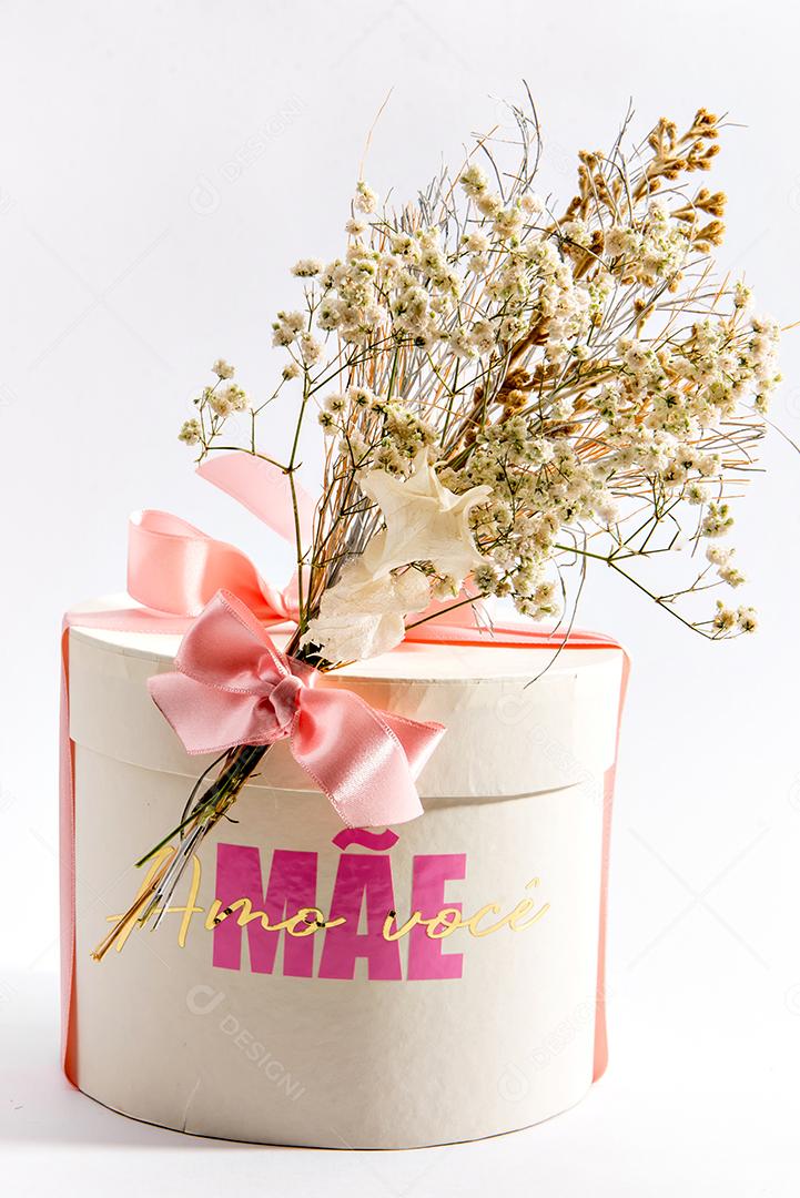 Feliz presente de dia das mães. Caixa escrita mãe eu te amo em português