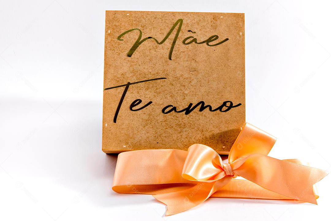 Feliz presente de dia das mães. Caixa escrita mãe eu te amo em português