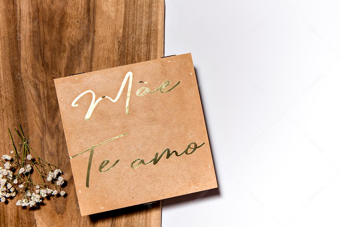 Feliz presente de dia das mães. Caixa escrita mãe eu te amo em português