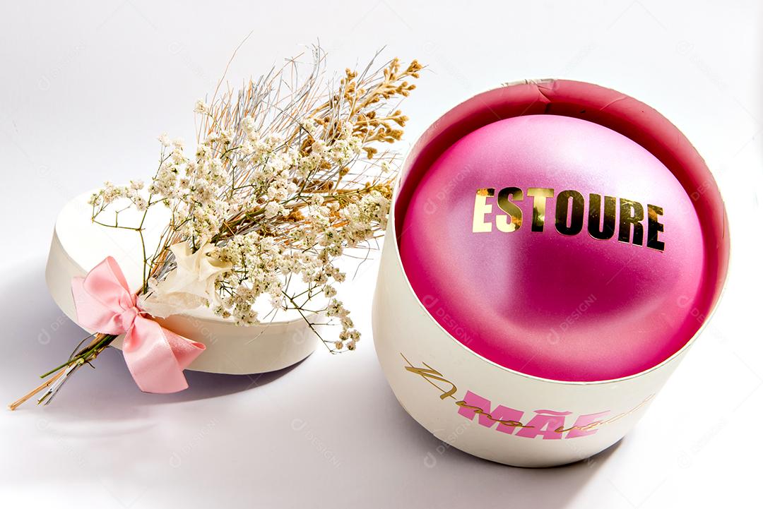 Feliz presente de dia das mães. Caixa escrita mãe te amo em português e balão escrito estouro em português