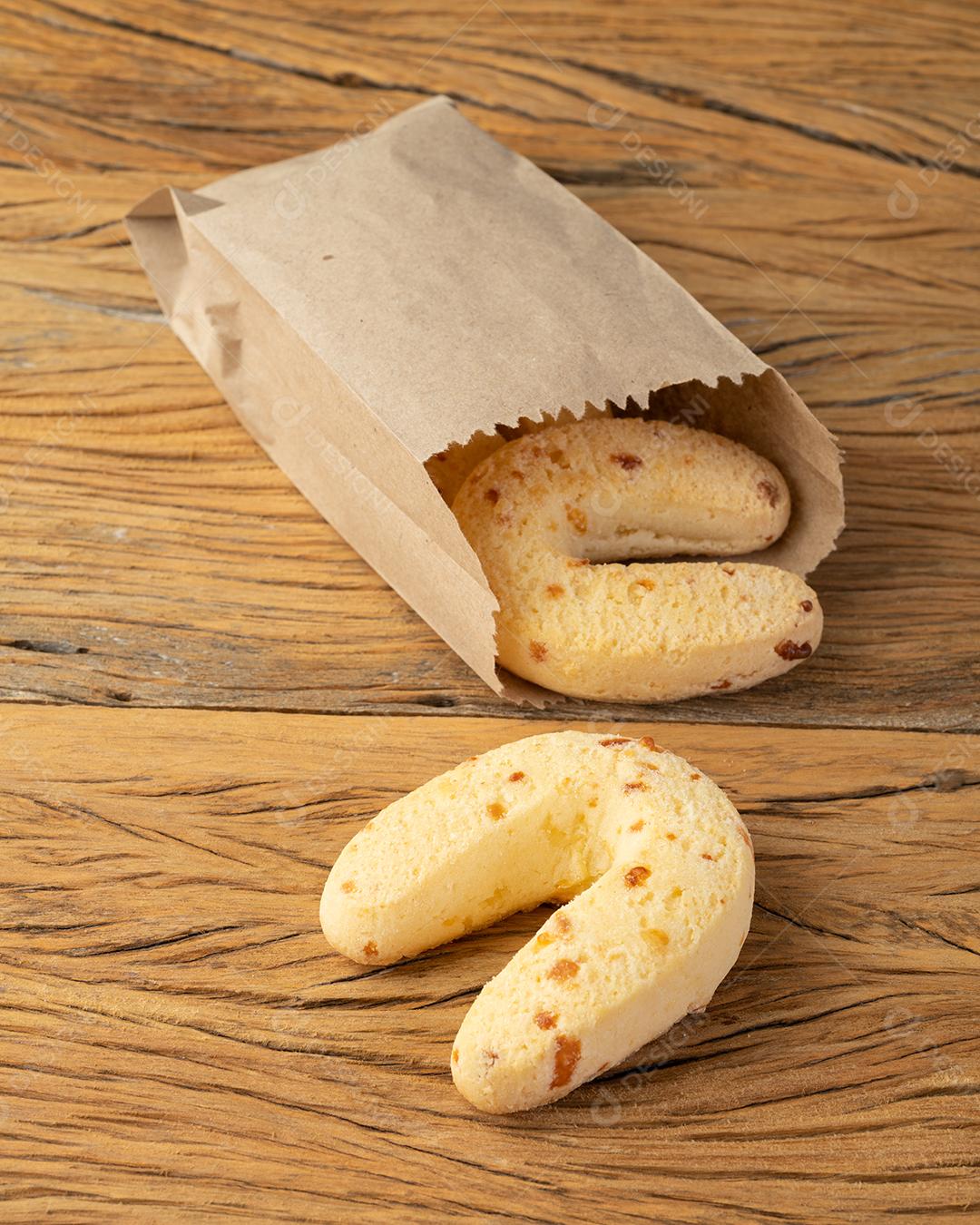 Chipas, pão de queijo típico da América do Sul em um saco de papel sobre wo