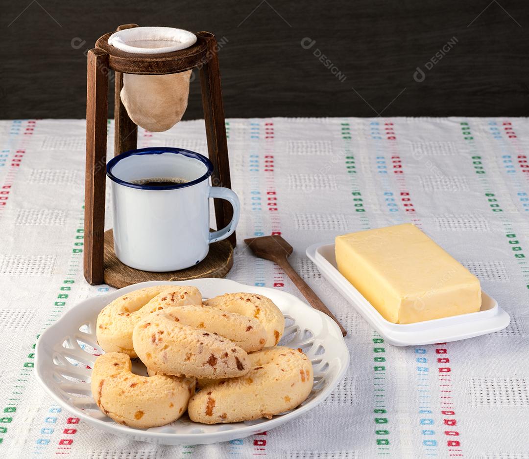 Chipas, pão de queijo típico da América do Sul em um prato com manteiga