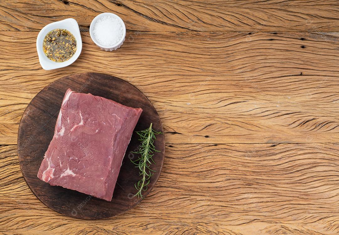 Carne de ancho crua, corte típico argentino, sobre tábua de madeira com