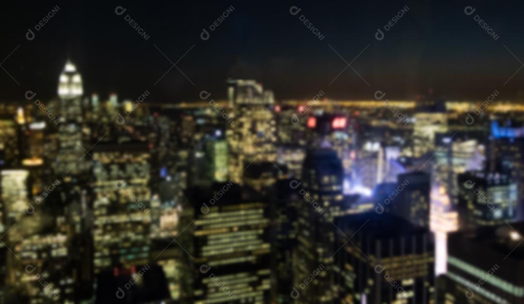 Horizonte de cidade grande sem foco com edifícios à noite
