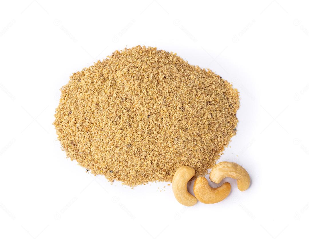 Farinha de castanha de caju isolada sobre fundo branco. Flocos sem glúten