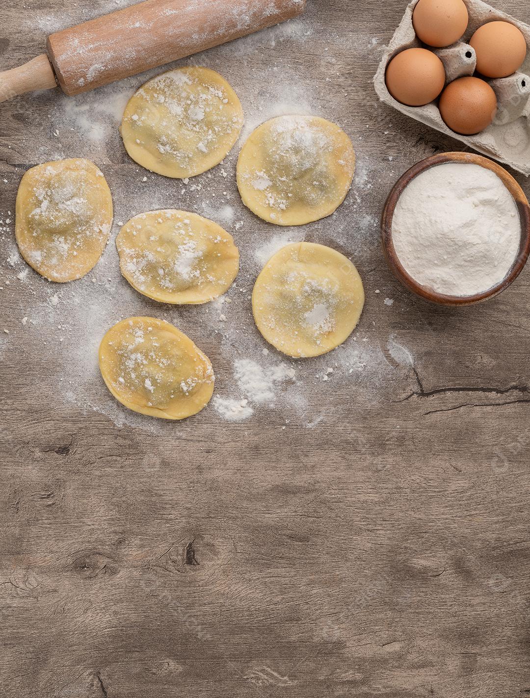 Raviolonis recheados crus ou raviolis com farinha e ingredien