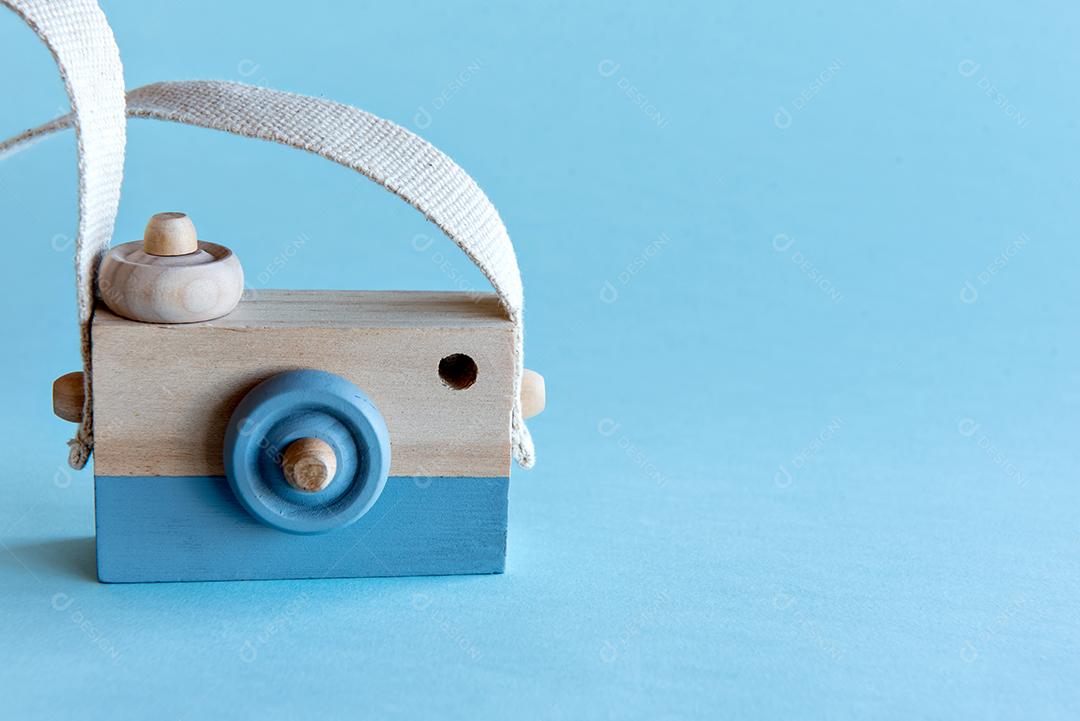 Câmera fotográfica decorativa de madeira em fundo azul