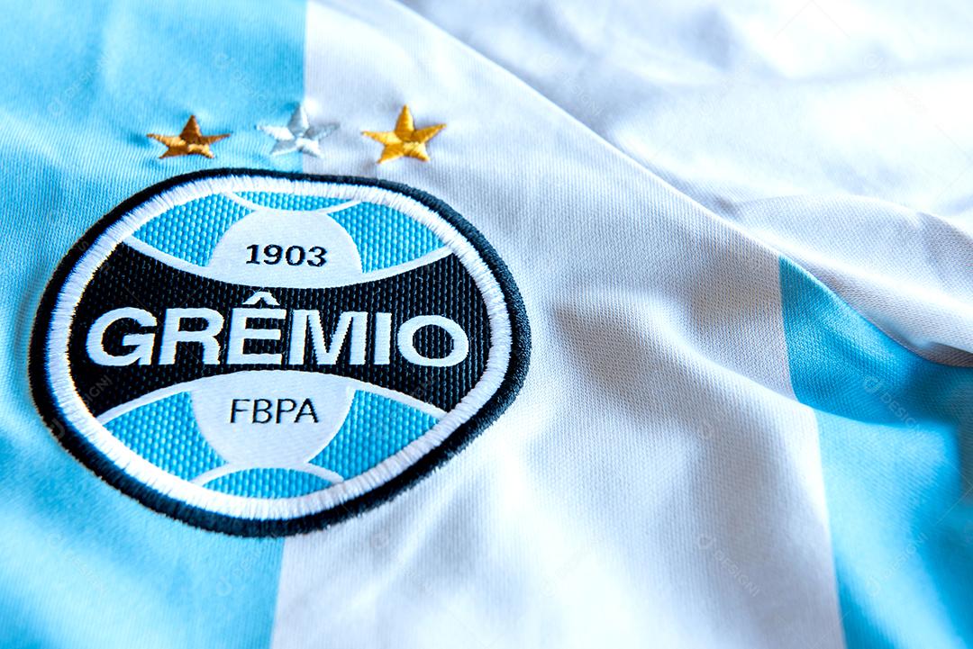 Camisa do time de futebol do Grêmio Brasil. Logo bordado na camisa de futebol