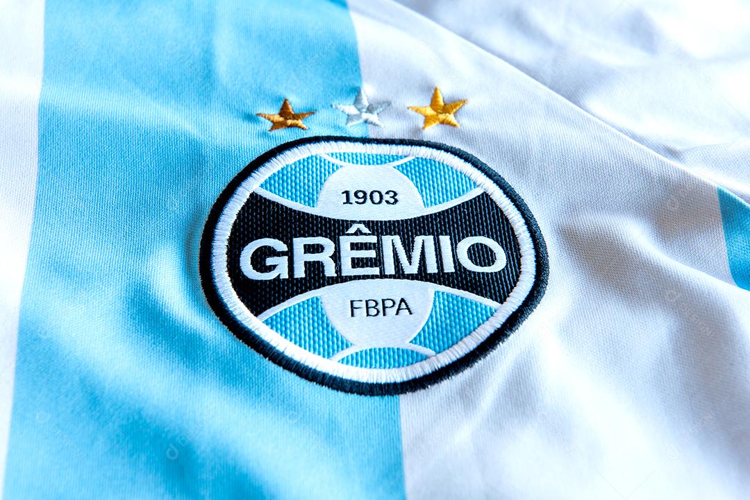 Camisa do time de futebol do Grêmio Brasil. Logo bordado na camisa de futebol