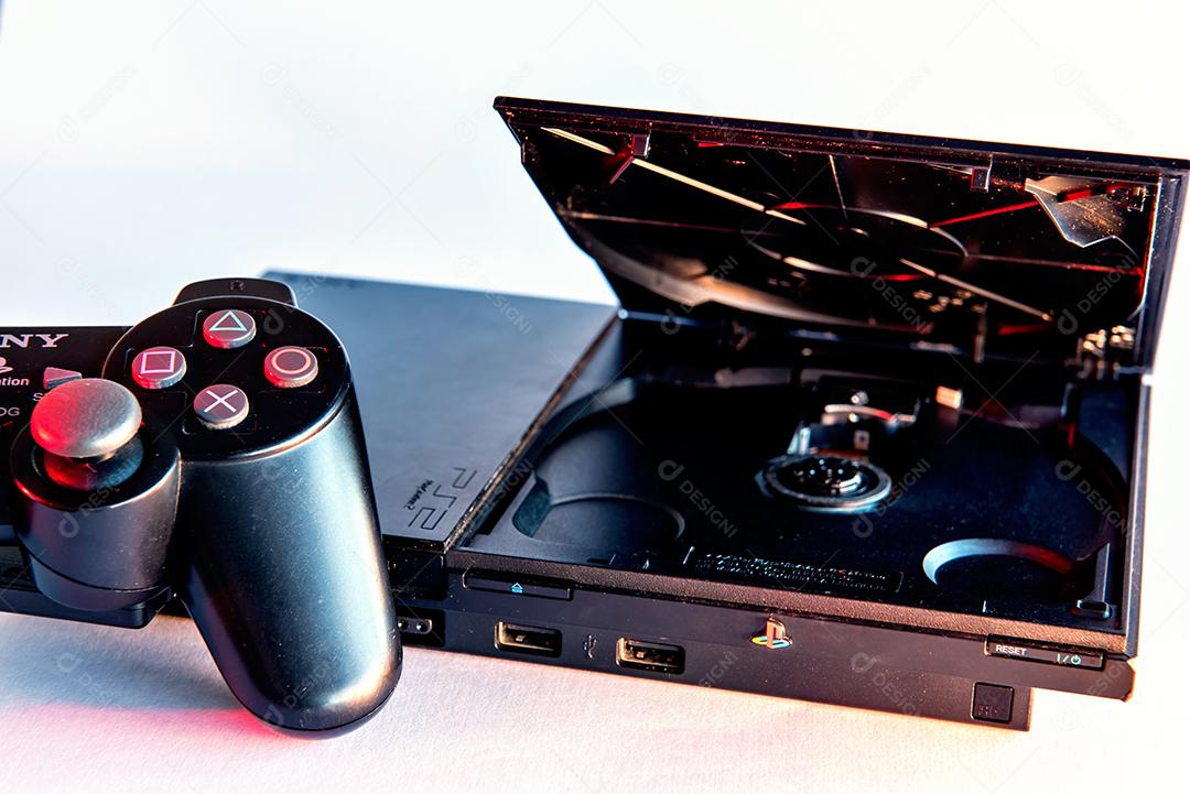 Consoles de videogame antigos em fundo branco. Sony Playstation 2