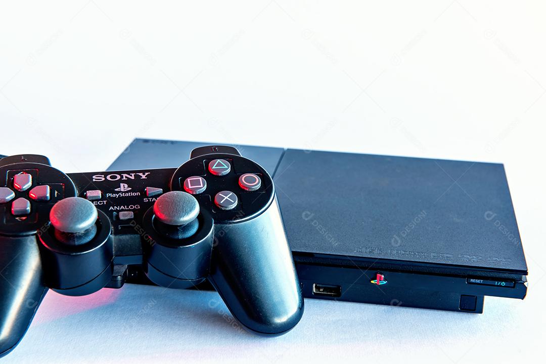 Consoles de videogame antigos em fundo branco. Sony Playstation 2