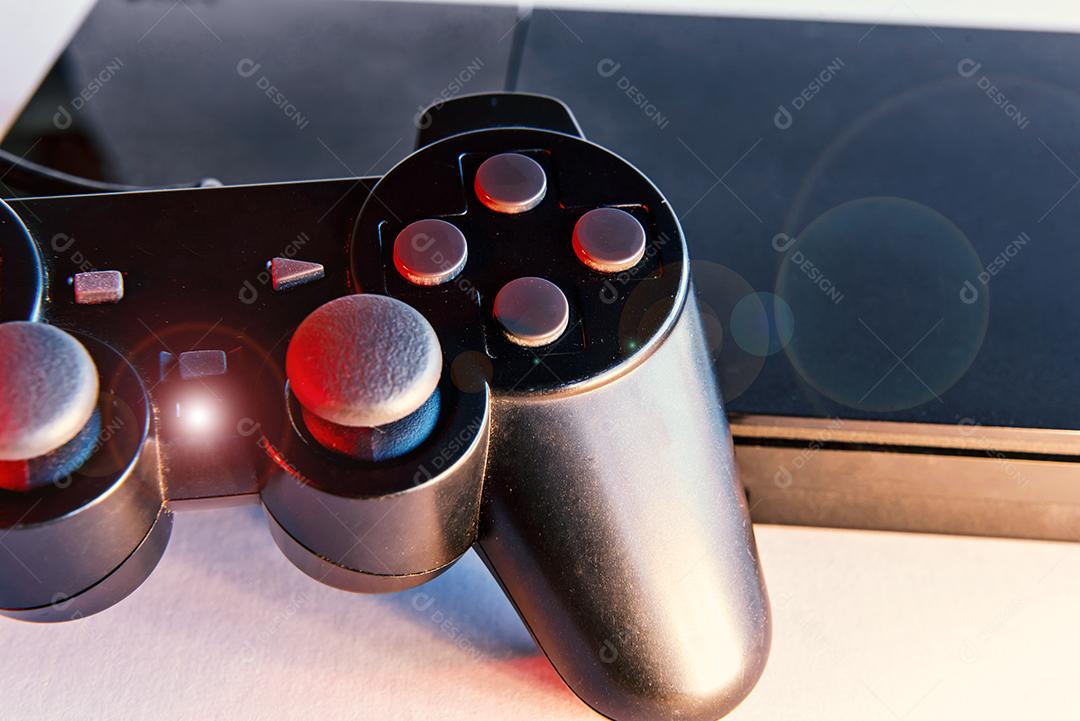 Consoles de videogame antigos em fundo branco.