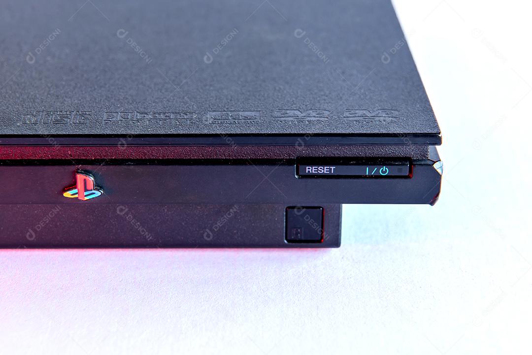 Antigo videogame em fundo branco. Sony Playstation 2 (PS2).