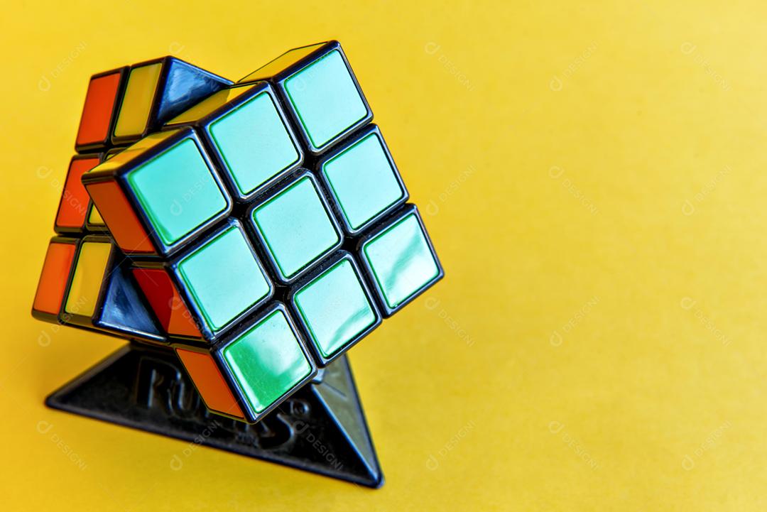 Cubo mágico de Rubik em fundo amarelo.