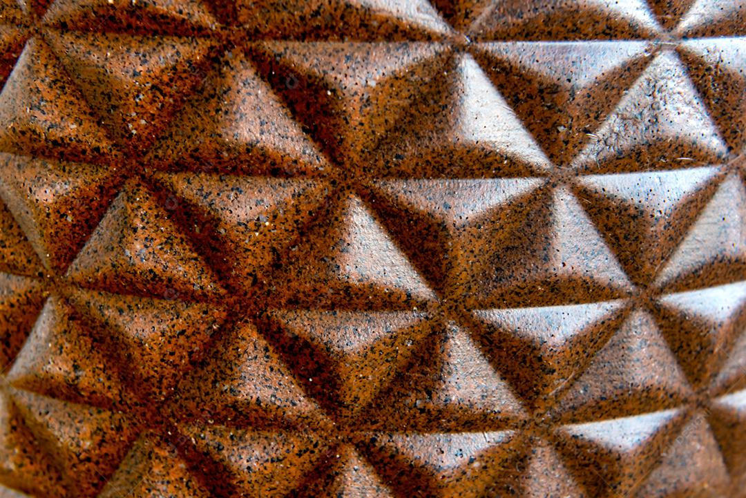 Textura de parede com forma de pirâmide.