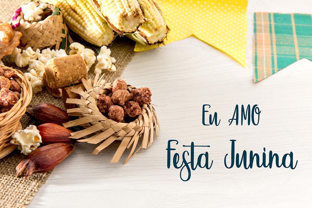 Mesa de festa de junina Típica festa brasileira de junho Bolo amendoim pipoca e pinhões