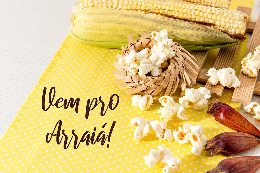 Mesa de festa de junina Típica festa brasileira de junho Bolo amendoim pipoca e pinhões