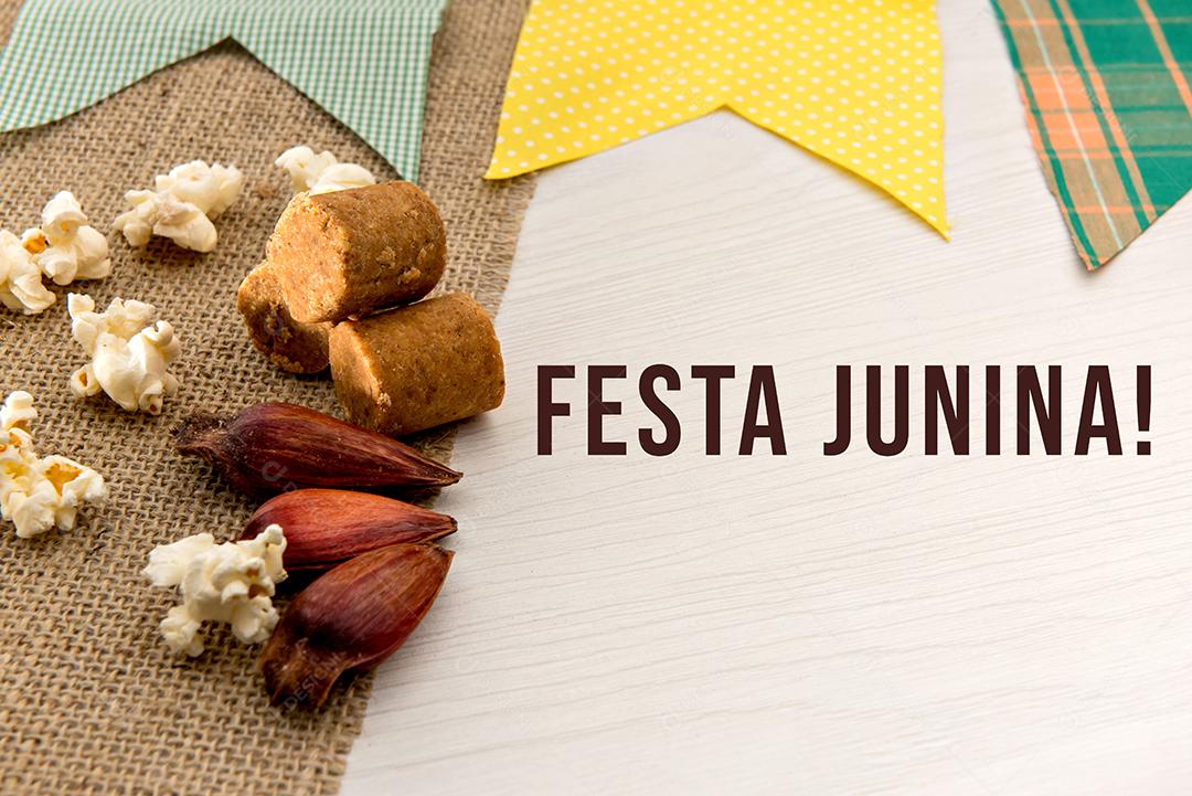 Mesa de festa de junina Típica festa brasileira de junho Bolo amendoim pipoca e pinhões
