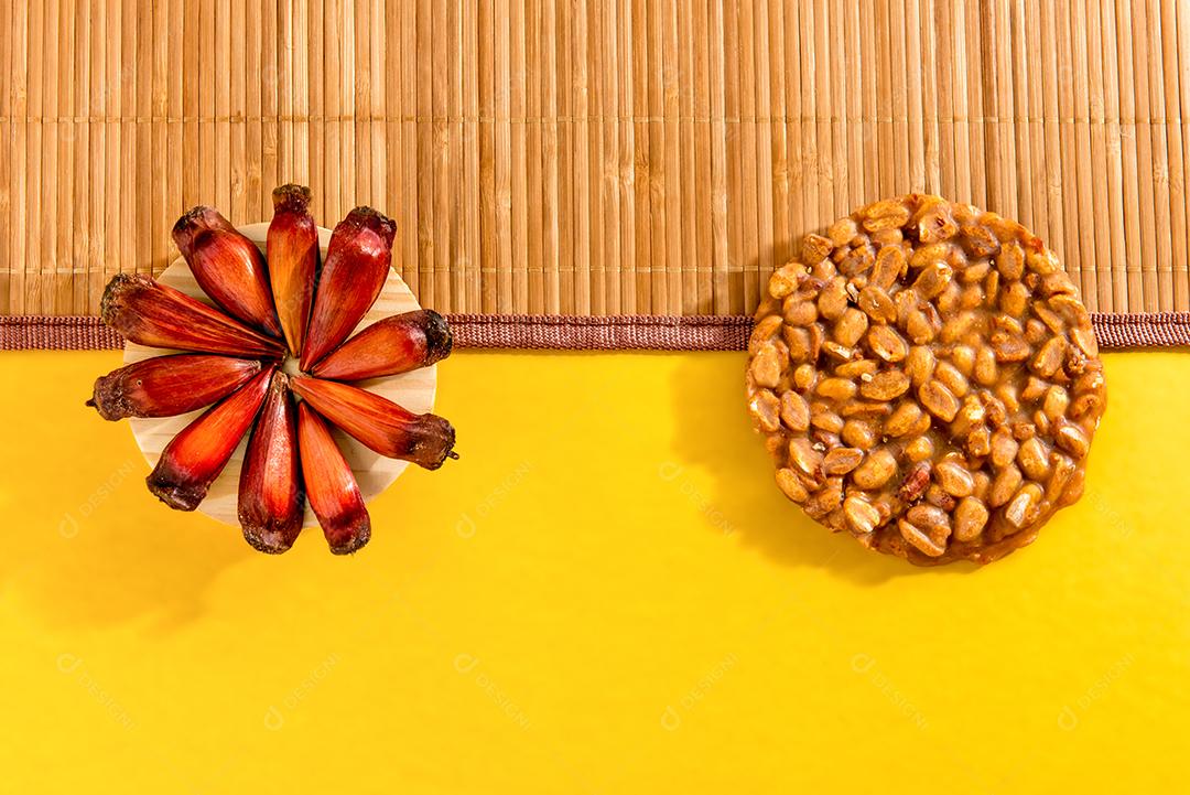 Mesa de festa de junina Típica festa brasileira de junho amendoim e pinhões