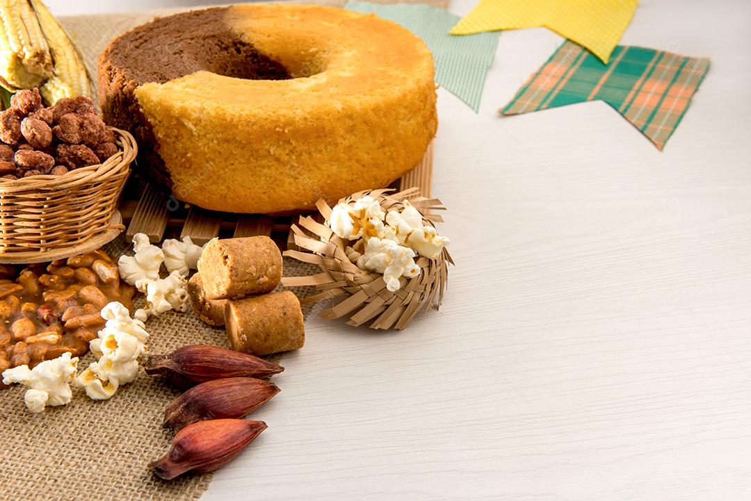 Mesa de festa de junina Típica festa brasileira de junho Bolo amendoim pipoca e pinhões