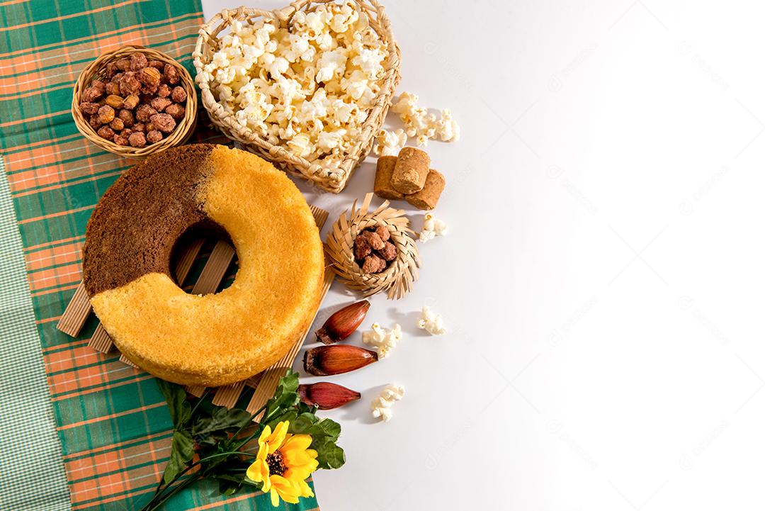 Mesa de festa de junina Típica festa brasileira de junho Bolo amendoim pipoca e pinhões