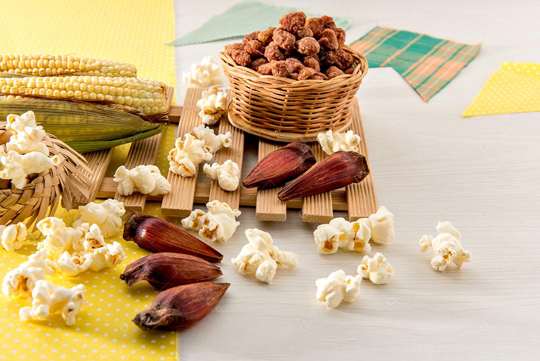 Mesa de festa de junina Típica festa brasileira de junho com Milho pipoca e pinhões