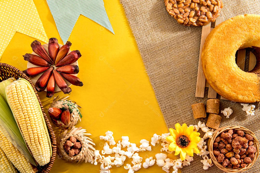 Mesa de festa de junina Típica festa brasileira de junho Bolo amendoim pipoca e pinhões