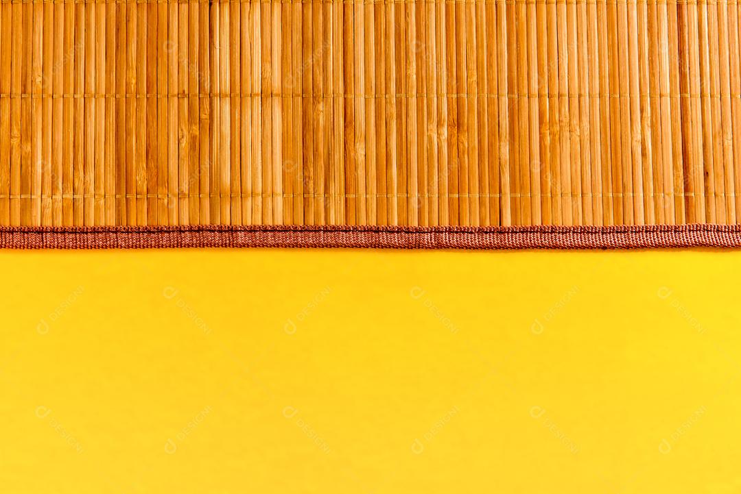 Meio fundo de textura de madeira e amarelo.
