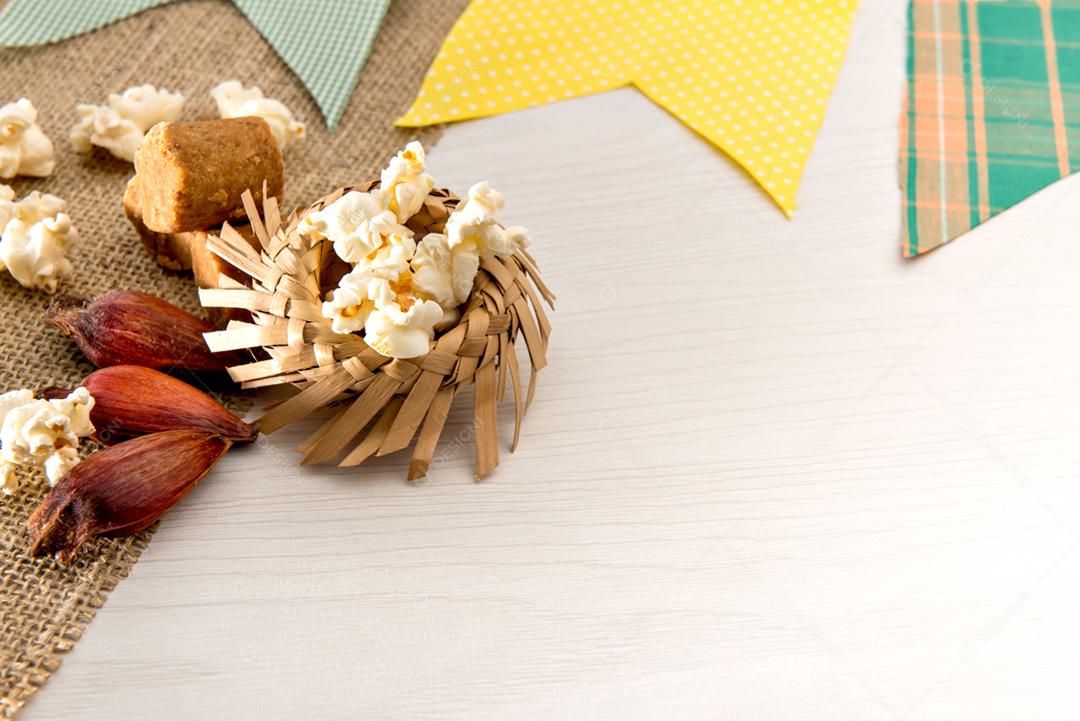 Mesa de festa junina Festa típica brasileira de junho. Bolo, amendoim,