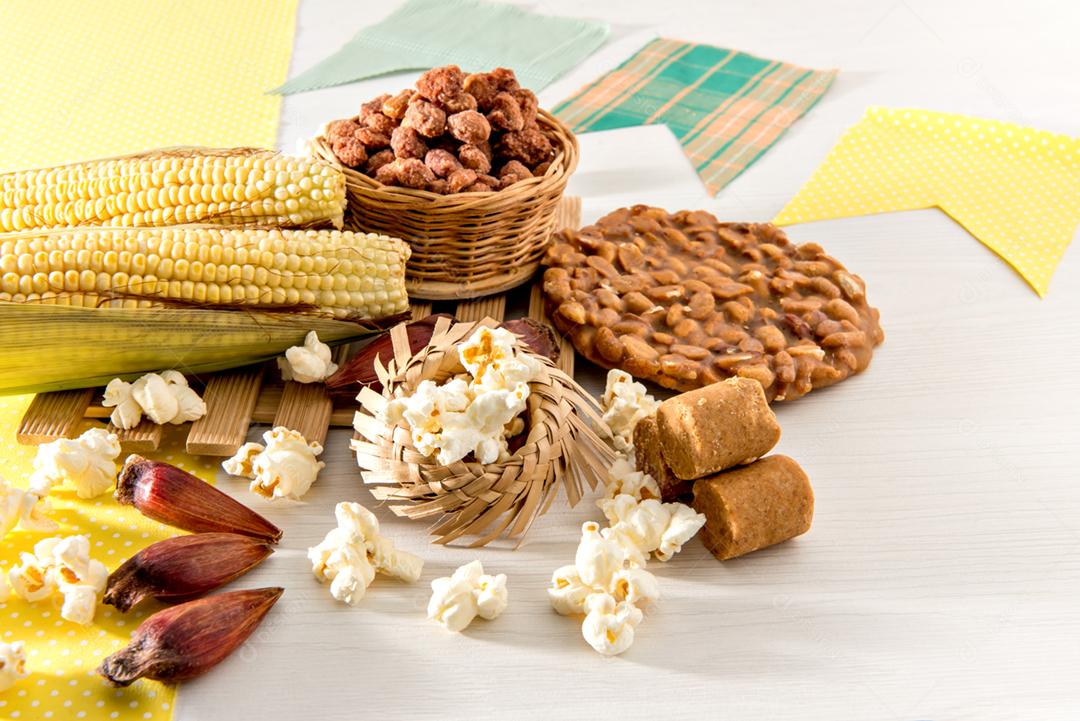 Mesa de festa junina Festa típica brasileira de junho. Bolo, amendoim,